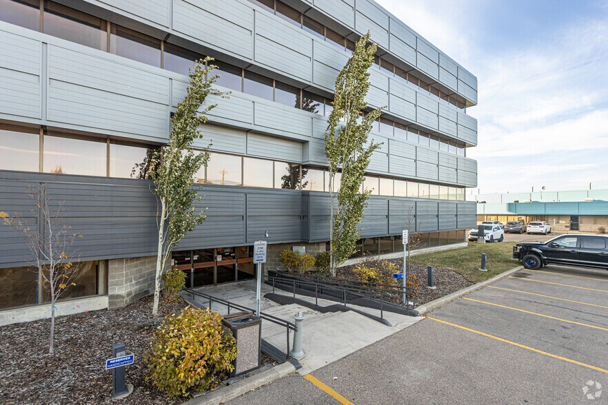 More Photos Of 10525 170 St NW, Edmonton Office For Lease