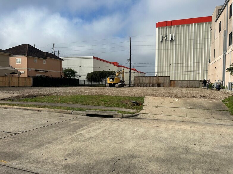 More Photos Of 5525 Westheimer Rd, Houston Freestanding For Lease