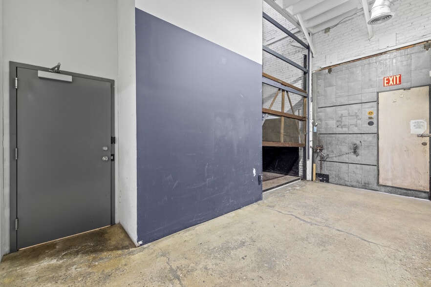 More Photos Of 1931 Bay St, Los Angeles Showroom For Lease