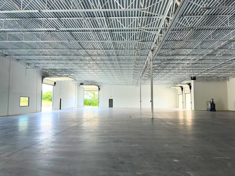 More Photos Of 120 Business Pk Dr, Hudson Oaks Warehouse For Lease