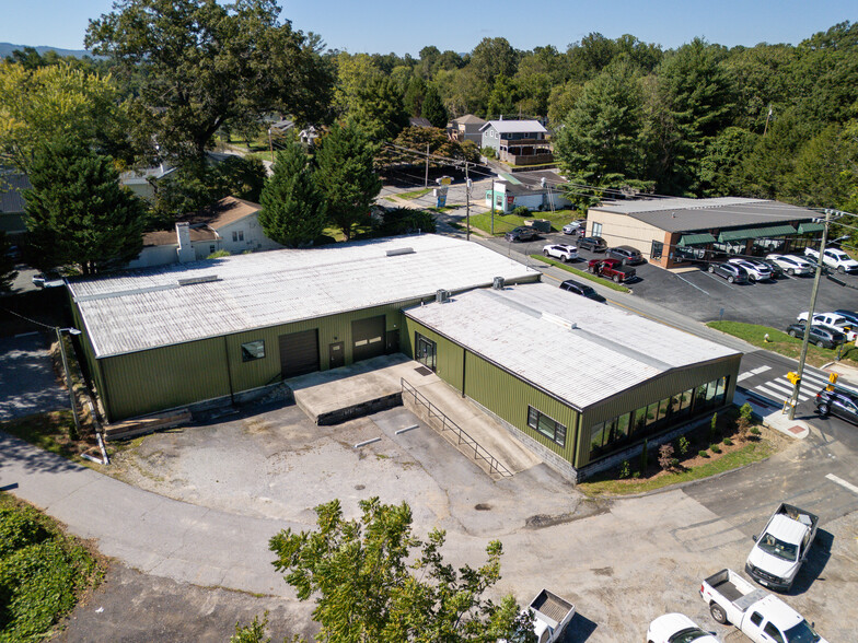 More Photos Of 512 Kanuga Rd, Hendersonville Showroom For Lease