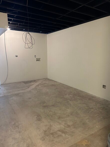 More Photos Of 513 S Main St, Franklin Storefront For Lease