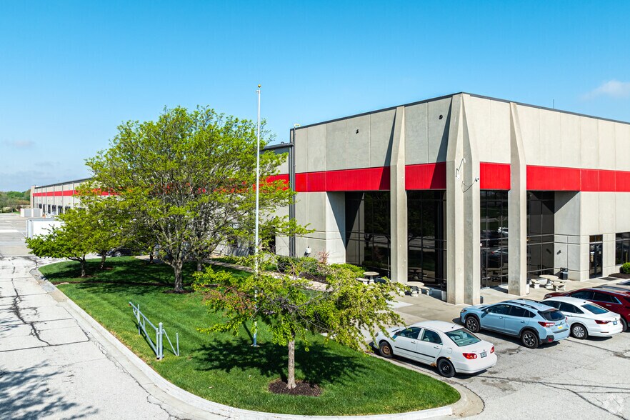 More Photos Of 16910-17000 W 116th St, Lenexa Industrial For Sale