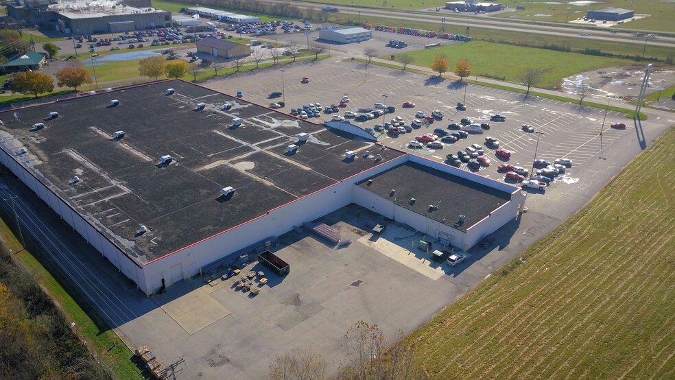 More Photos Of 600 CW Stevens Blvd, Grayson Department Store For Sale