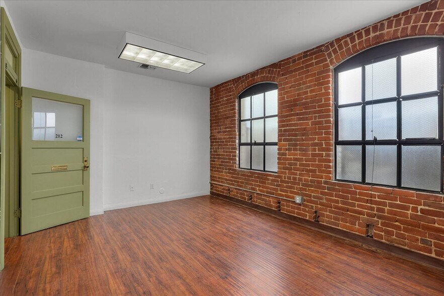 More Photos Of 1002-1008 S Pacific Ave, San Pedro Storefront Retail Office For Lease