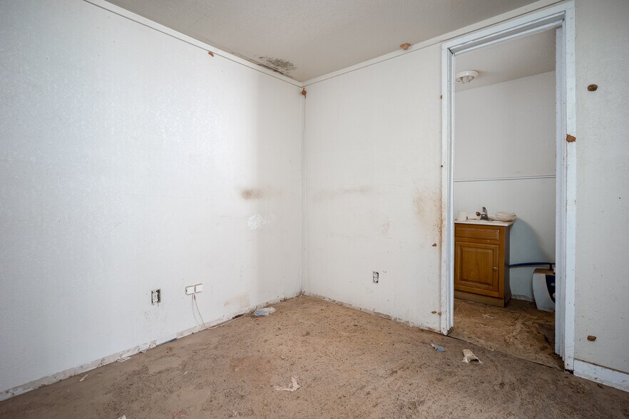 More Photos Of 107.5 4th, Lindsay Land For Sale