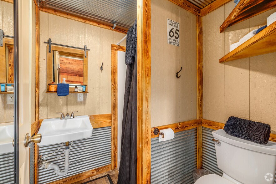 More Photos Of 1062 Susan Rd, Lake Ozark Hotel For Sale