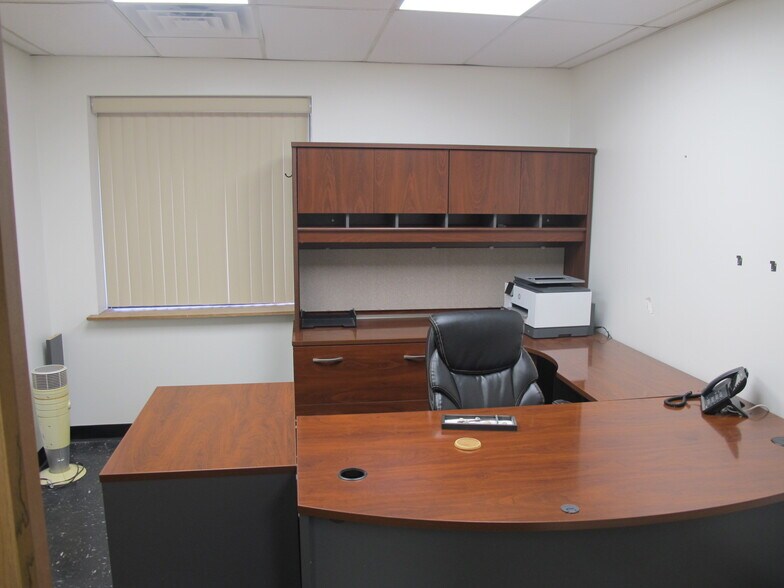 More Photos Of 1411 W Phelps St, Springfield Service For Sale