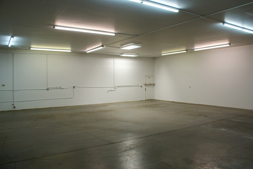 More Photos Of 902 SE Textron Dr, Bend Warehouse For Lease