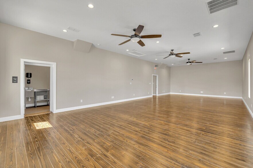 More Photos Of 220 W FM 473, Comfort Storefront Retail Office For Lease