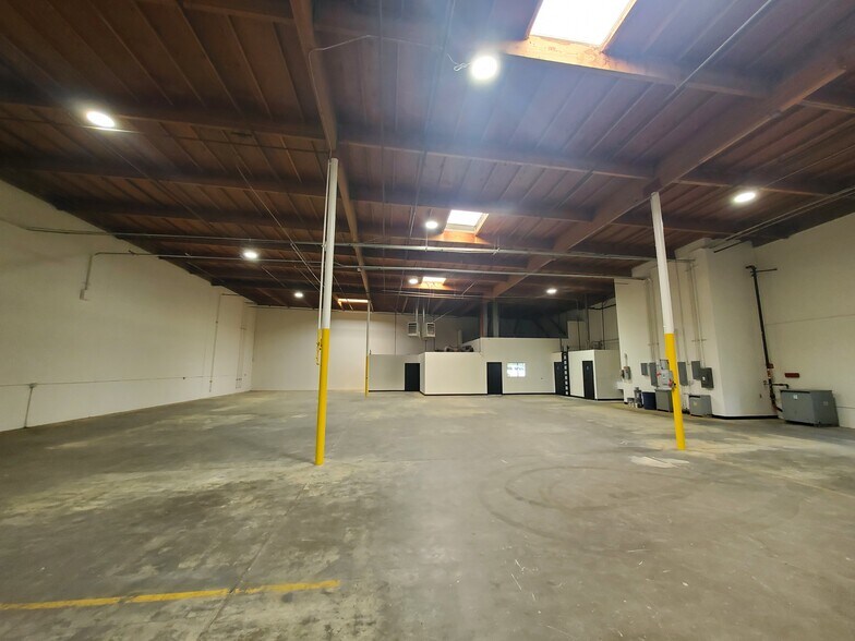 More Photos Of 4450 Dupont Ct, Ventura Manufacturing For Lease
