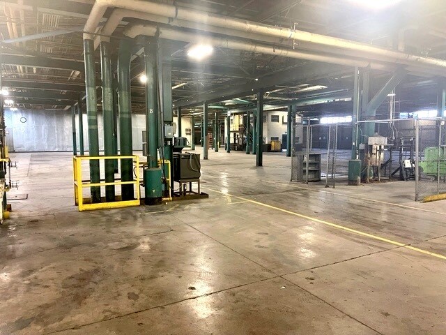 More Photos Of 2400 SW Washington St, Peoria Manufacturing For Sale