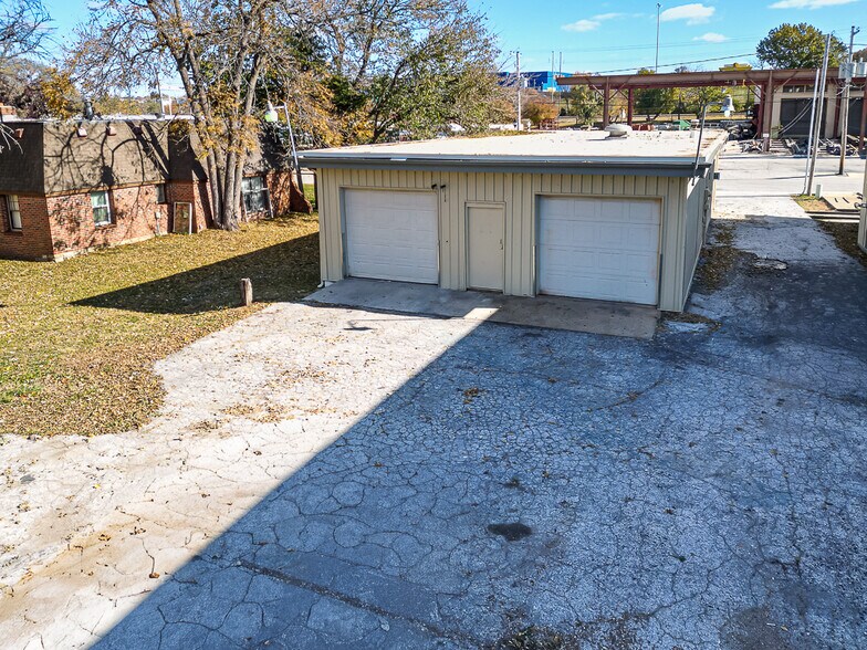 More Photos Of 6110 Merriam Ln, Shawnee Warehouse For Sale