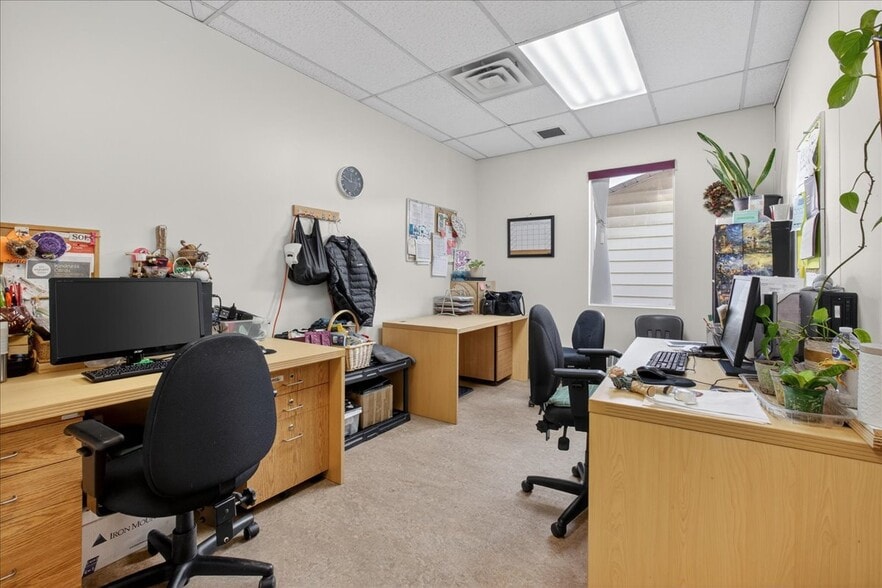 More Photos Of 11831 123 St NW, Edmonton Office For Sale