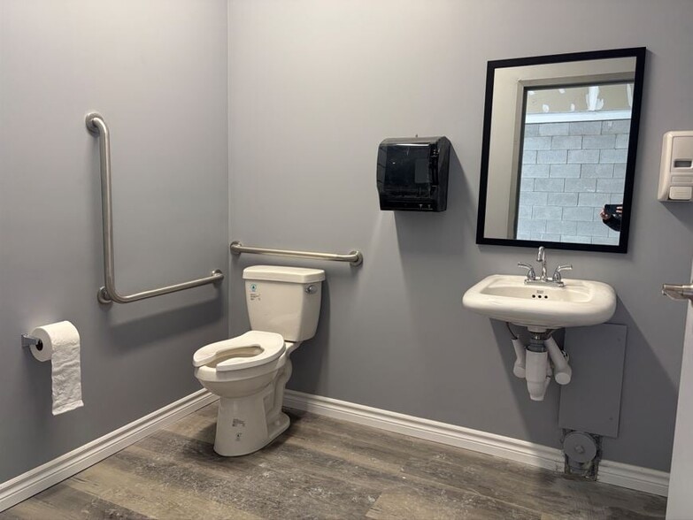 More Photos Of 5260 Solar Dr, Mississauga Warehouse For Lease