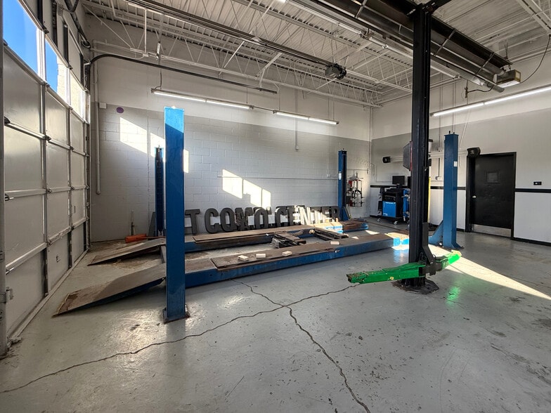 More Photos Of 1500 E Algonquin Rd, Algonquin Auto Repair For Lease