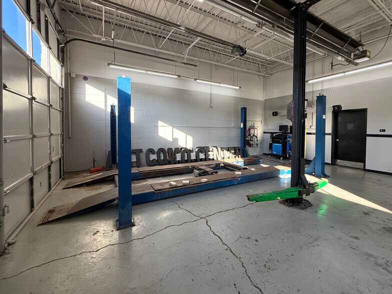 More Photos Of 1500 E Algonquin Rd, Algonquin Auto Repair For Sale