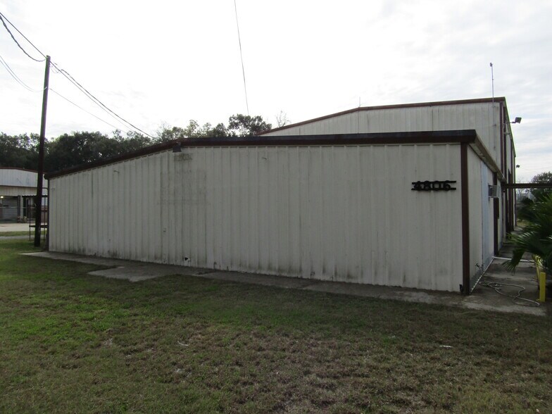 More Photos Of 4806 E Old Spanish Trl, Jeanerette Warehouse For Sale