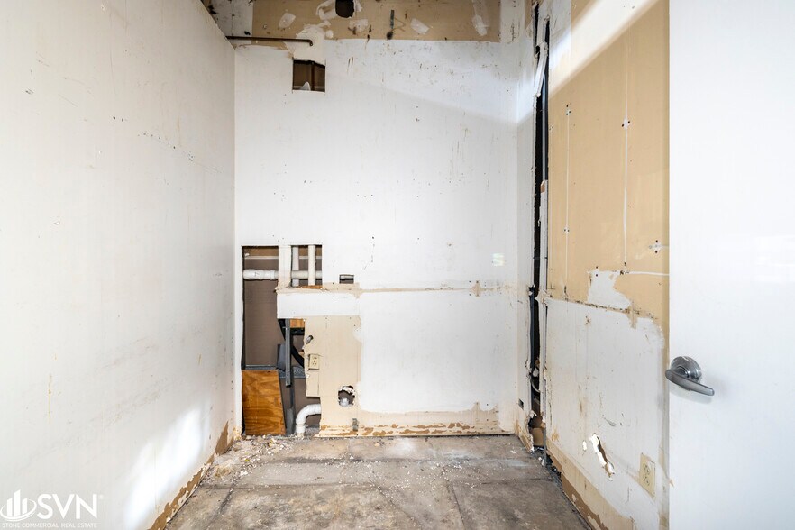 More Photos Of 524 W New Circle Rd, Lexington General Retail For Lease