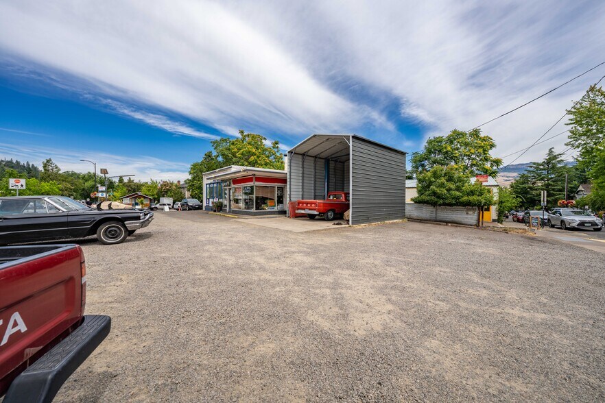 More Photos Of 75 Lithia Way, Ashland Service Station For Sale