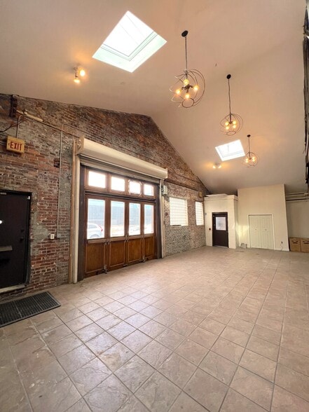 More Photos Of 290 Simpson St, Atlanta Flex For Lease