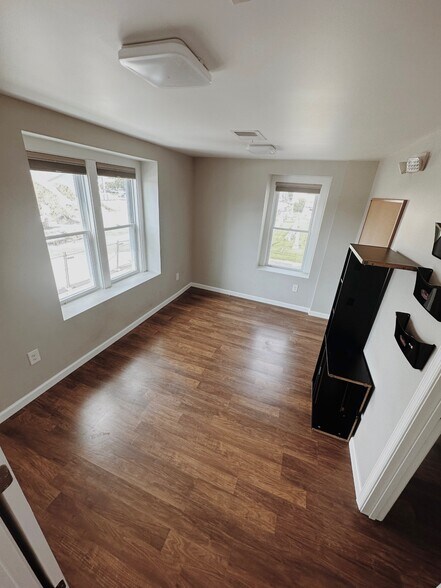 More Photos Of 104 E Pine St, Georgetown Office Residential For Lease