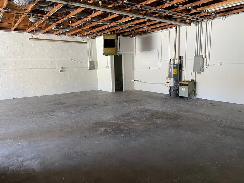 More Photos Of 3733-3737 Kenora Dr, Spring Valley Manufacturing For Lease