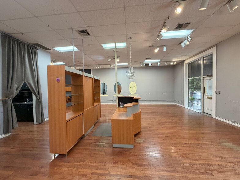 More Photos Of 19350 Business Center Dr, Northridge Storefront Retail Office For Lease