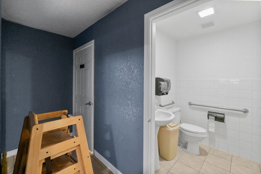 More Photos Of 1400 N Frazier St, Conroe Restaurant For Sale