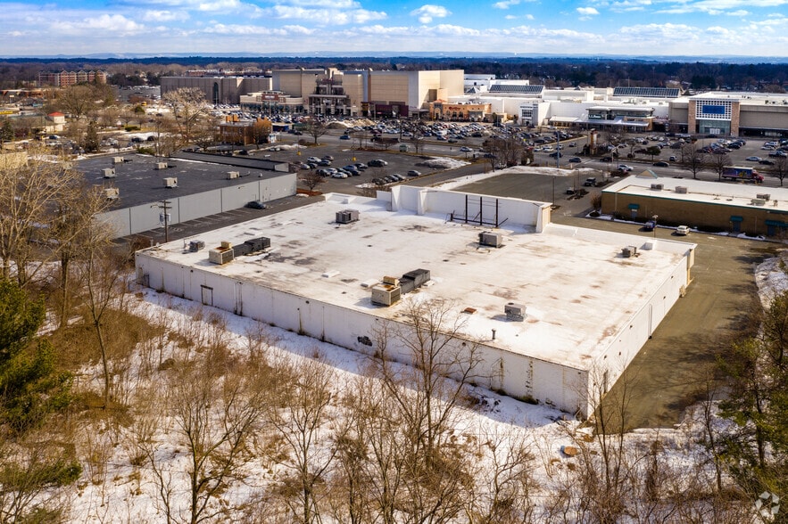 More Photos Of 20 Wolf Rd, Albany Freestanding For Lease