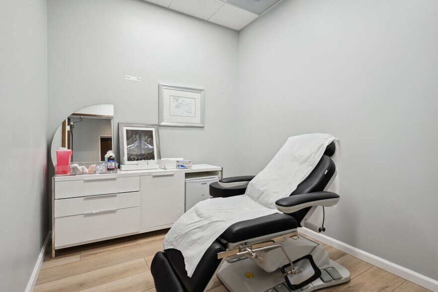 More Photos Of 11189 Sorrento Valley Rd, San Diego Research And Development For Sale