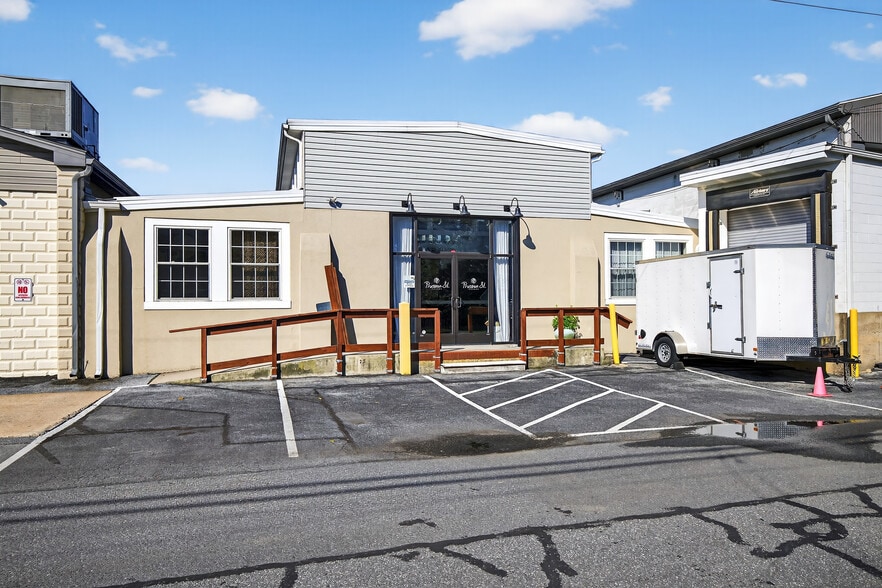 More Photos Of 51 N Main St, Manheim General Retail For Sale