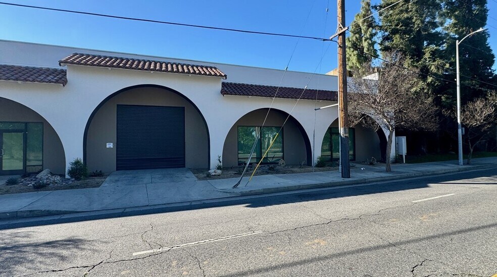 More Photos Of 18320-18330 Oxnard St, Tarzana Warehouse For Lease
