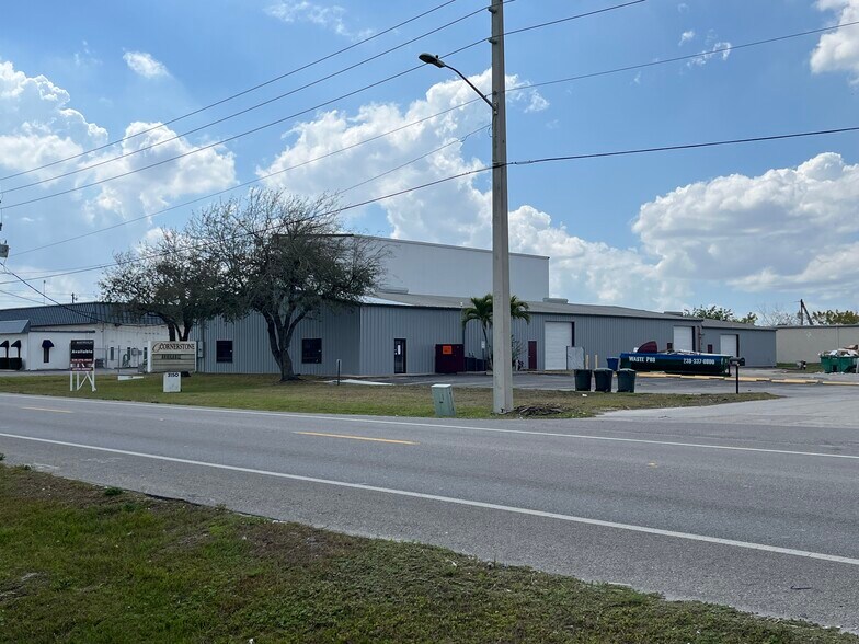 More Photos Of 3150 Metro Pky, Fort Myers Warehouse For Lease