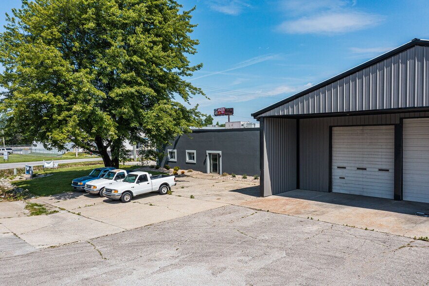 More Photos Of 1301 Fabricon Blvd, Jeffersonville Light Manufacturing For Lease