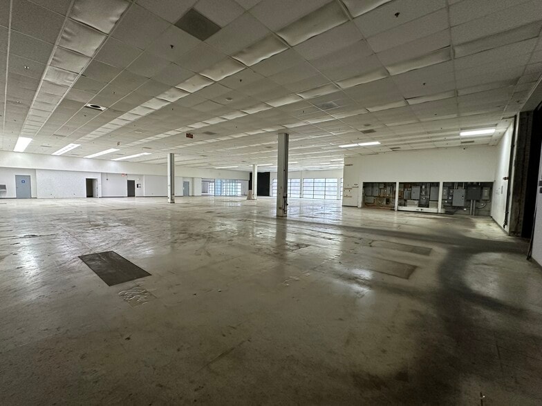 More Photos Of 15162 S Commerce Dr, Dearborn Research And Development For Sale