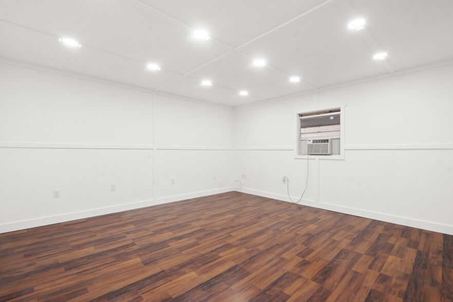 More Photos Of 320 Warfield Ave, Venice Warehouse For Sale