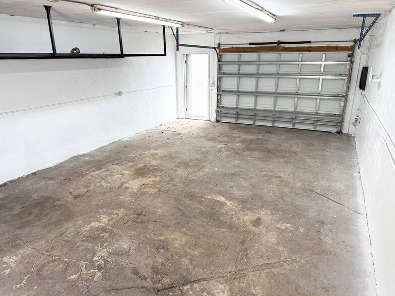 More Photos Of 221-225 N Dixie Hwy, Hallandale Beach Auto Repair For Lease