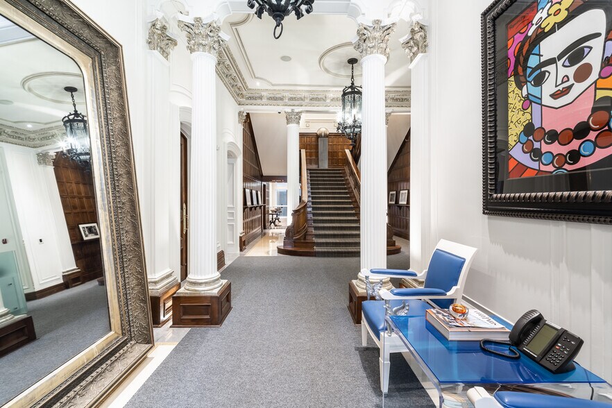 More Photos Of 1175-1183 Pl Du Frère-André, Montréal Office For Sale