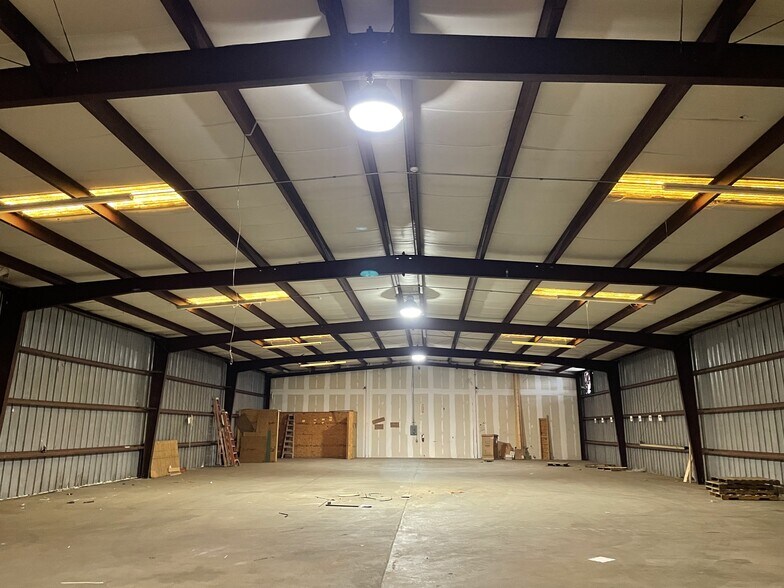 More Photos Of 2317-2319 Griffin Rd, Leesburg Warehouse For Lease