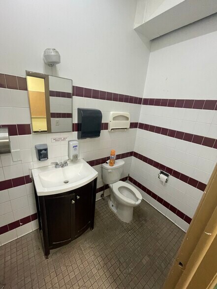 More Photos Of 1622 S Wood Ave, Linden Office For Lease