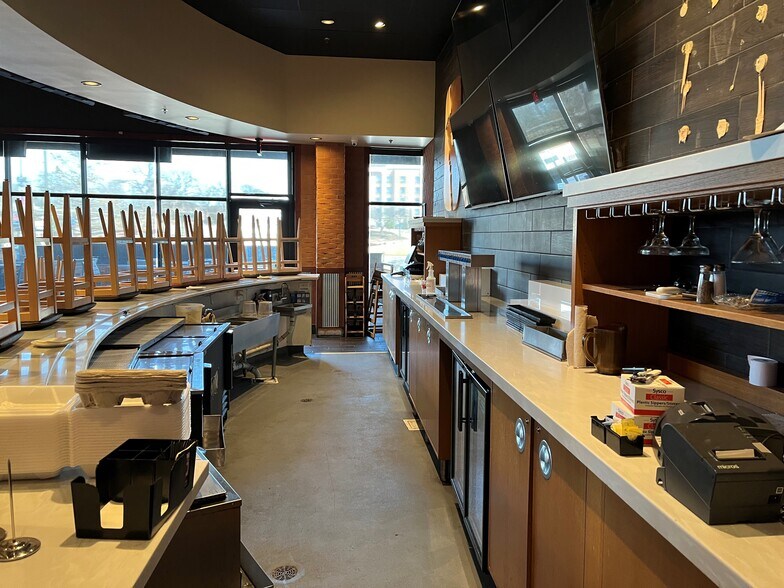 More Photos Of 2150 E Lamar Blvd, Arlington Unknown For Lease