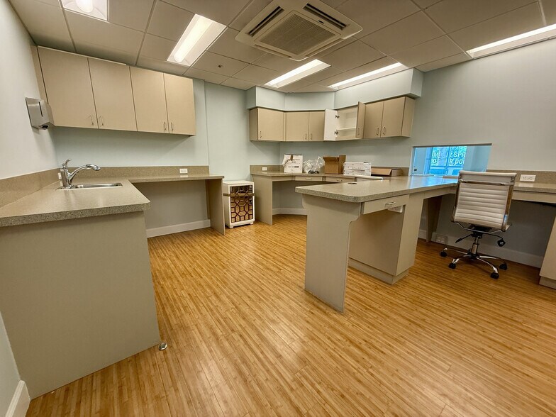 More Photos Of 2068 Hawthorne St, Sarasota Medical For Lease