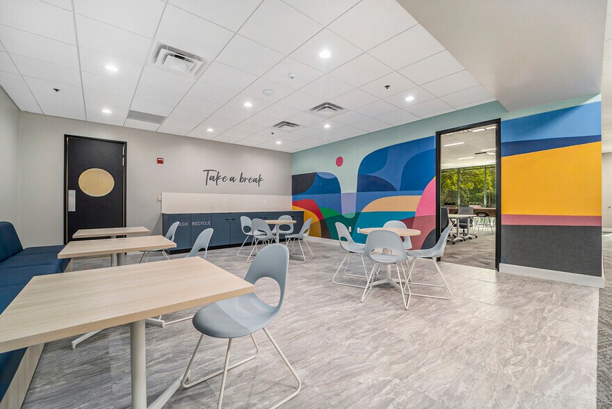 More Photos Of 26300 Northwestern Hwy, Southfield Office For Lease