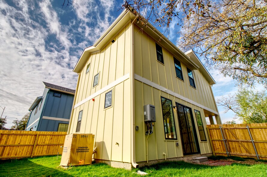 More Photos Of 2608 Bristol Dr, Austin Multifamily For Sale