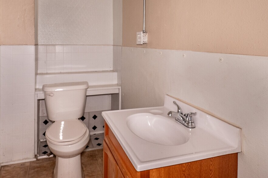 More Photos Of 1101 S 2nd St, Raton Specialty For Sale