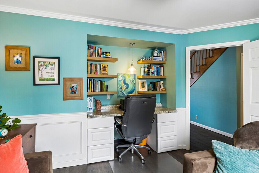 More Photos Of 109 Holiday Ct, Franklin Office For Sale