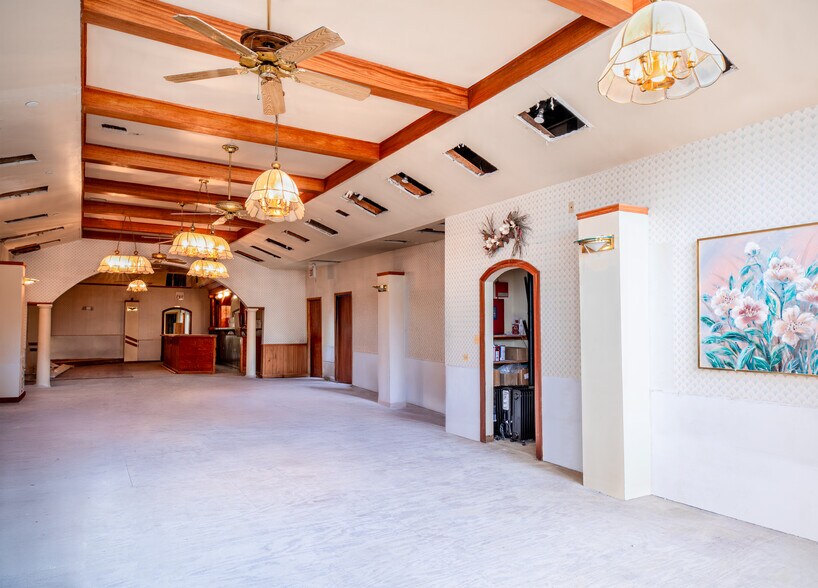 More Photos Of 317 Canal St, Lemont Restaurant For Lease