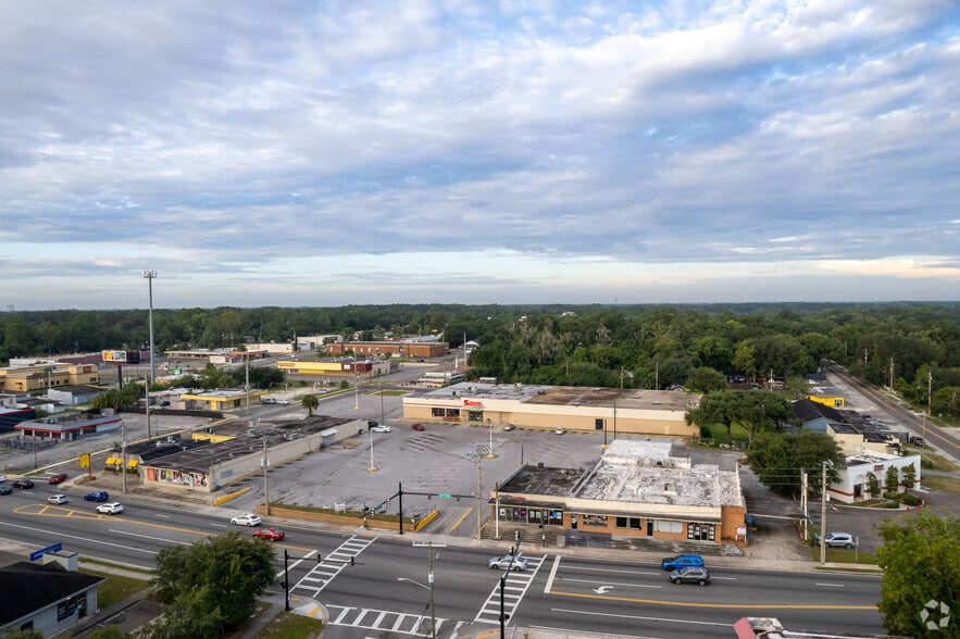 More Photos Of 8010-8014 Lem Turner Rd, Jacksonville Storefront Retail Office For Lease