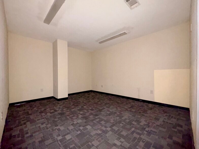 More Photos Of 5411 Brookglen Dr, Houston Warehouse For Lease